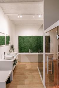 赫林贝亨BnB Manere的浴室设有两个水槽和绿色的墙壁。