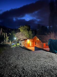 圣卡洛斯-德巴里洛切Cuatro Cerros Hostel的晚在砾石路上的房子