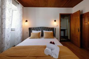 布拉干萨Casa do Javali的一间卧室配有带毛巾的床