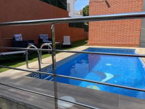 布拉内斯Villa for 2 families的一座穿过金属栅栏的游泳池