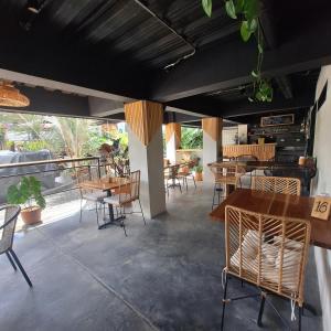萨兰托Balcones del Ayer的一间带木桌和椅子的餐厅以及庭院
