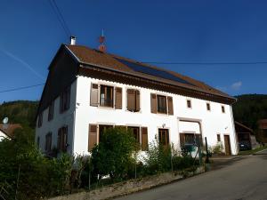 科尔鲁瓦拉罗克Le Breval的黑色屋顶的白色房子