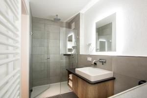 菲尔斯比堡Landgasthof Maier的白色的浴室设有水槽和淋浴。