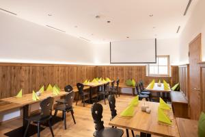 菲尔斯比堡Landgasthof Maier的一间带桌椅和白板的用餐室