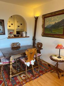 克莱恩 蒙塔纳La casetta di Crans的一间带木桌和椅子的用餐室
