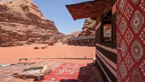 瓦迪拉姆WhyDesert Camp & Tours的沙漠中的一座山景建筑