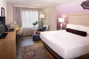 奥斯汀英迪格奥斯汀市中心酒店的酒店客房设有一张大床和一张书桌。