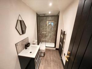 达灵顿The Beaumonts的浴室配有卫生间、盥洗盆和淋浴。