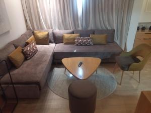 拉巴特Le Pietri Urban Hotel的客厅配有沙发和桌子