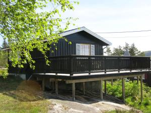 FossdalChalet Solveggen - SOW147 by Interhome的黑色房屋,设有木甲板