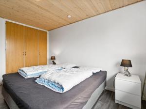 维斯特索马肯Holiday Home Kolle - 3-2km from the sea in Bornholm by Interhome的一间卧室设有一张带木制天花板的大床