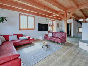 LenzApartment Chalet Selina by Interhome的客厅配有红色沙发和平面电视