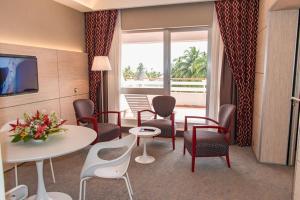 洛美萨拉卡瓦酒店的酒店客房配有桌椅