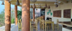 兹波利特Casa Biulú的一间带桌椅和柱子的用餐室