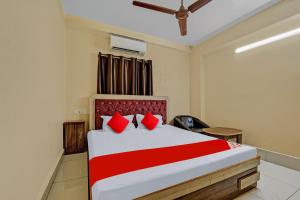 兰奇OYO Flagship 81208 Jagarnath Palace的一间卧室配有一张带红色枕头的大床