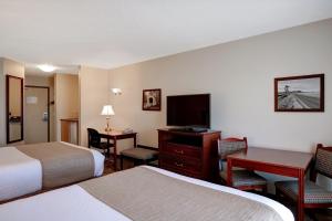 道森克里克道森克里克戴斯酒店的酒店客房设有两张床和一台平面电视。