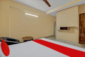兰奇OYO Flagship 81208 Jagarnath Palace的一间房间,床上有红色条纹
