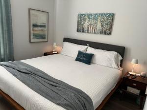 费耶特维尔New Centennial Park Luxury Smart Home w Courtyard的一间卧室配有一张带2个床头柜的大型白色床