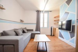 圣马洛COLLINS Studio Saint Malo intra muros 2 pers WIFI的客厅配有沙发和桌子