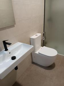 洛斯马蒂雷斯APARTAMENTOS Posada Del Mar的浴室配有白色卫生间和盥洗盆。
