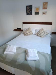 洛斯马蒂雷斯APARTAMENTOS Posada Del Mar的一张带两条毛巾的白色床