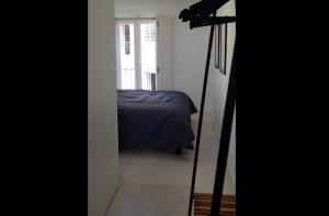 里斯本里斯本丁斯酒店的卧室配有一张床和摄像头,享有风景
