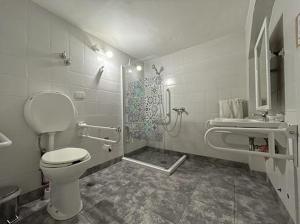 埃斯克尔Pintó Casa Hostel & Bar的浴室配有卫生间、淋浴和盥洗盆。