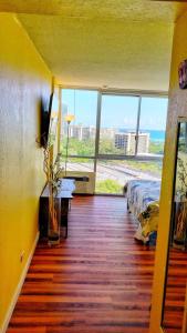 檀香山Soothing Hawaii Condo - 18F的一间卧室配有一张床,享有海景