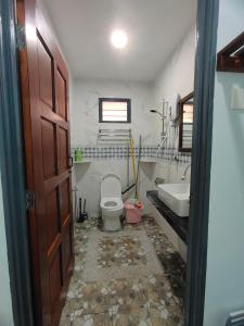 珍南海滩Langkawi Country Lodge2的一间带卫生间和水槽的浴室