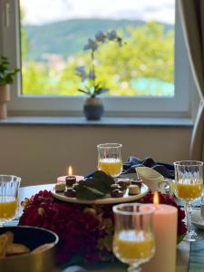 玛丽亚韦尔特SEE-Residenz ST. ANNA - mit exklusivem Seezugang的一张桌子上放着一盘食物和蜡烛