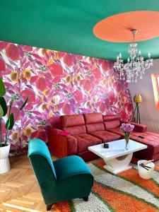 哥鲁拜克Apartment Amore Mio的客厅设有红色的沙发和色彩缤纷的墙壁