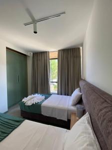 乌雷基H2O的酒店客房设有两张床和窗户。