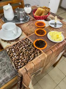 Rosario罗萨里奥酒店的一张桌子,上面有咖啡豆和食物