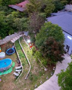 博尔若米Serenity Likani Villa Hotel的享有公园顶部的游泳池景致