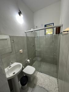 蒂拉登特斯Pousada Toro Real的带淋浴、卫生间和盥洗盆的浴室