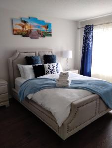 Beamsvilleluxurious 3-bedroom residential home in Lincoln的一间卧室配有一张带蓝色毯子的大床