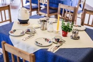 金德贝格Landgasthof Sepplwirt的一张桌子,上面有盘子和餐具,放在蓝色桌布上