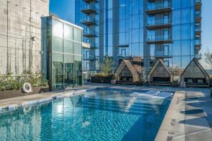 奥斯汀Highrise 1BR Luxe Suite near DT and Vibrant Rainey St的大楼前的游泳池