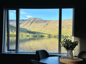 莫斯费德斯拜尔Cosy lakeview cabin 45 minutes from Reykjavik的从窗户可欣赏到湖景
