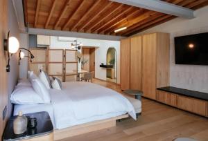 墨西哥城Colima 71 Art - Community - Hotel的卧室配有一张白色大床和一台平面电视。