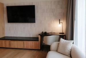 墨西哥城Colima 71 Art - Community - Hotel的客厅配有电视、椅子和书桌