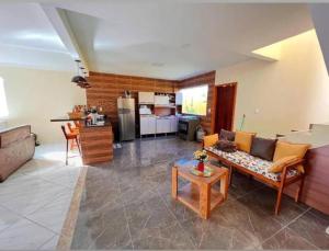 伊列乌斯Casa de Praia Pontal的客厅配有沙发和桌子