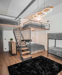 特鲁特诺夫Apartmánový dům Sklípek的一间带两张双层床的卧室和楼梯