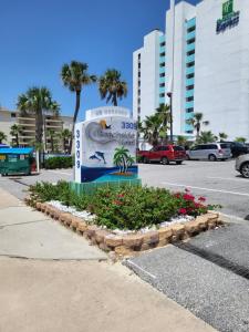代托纳海滩Beachside Hotel - Daytona Beach - NO POOL的停车场中央的标志