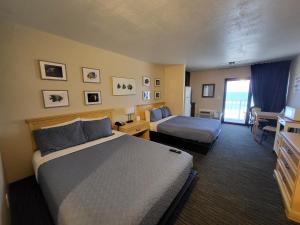 代托纳海滩Beachside Hotel - Daytona Beach - NO POOL的酒店客房配有两张床和一张书桌