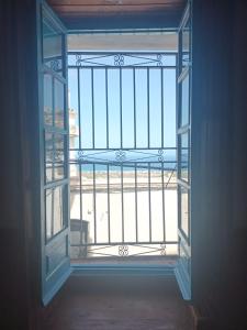 莫哈卡尔Pension El Torreon的通往海滩景阳台的开放式门
