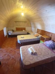 莫哈卡尔Pension El Torreon的一间设有三张床的客房,位于一个天花板的房间