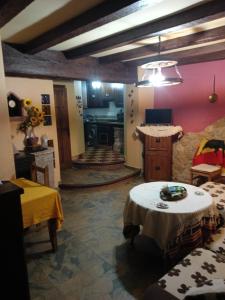IznatorafCasa Rural Los Girasoles的一间带桌子的客厅和一间厨房