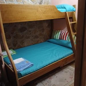 Casa Rural Los Girasoles客房内的一张或多张双层床