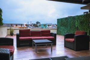 贾拉普Hotel Posada del Virrey的屋顶上带沙发和椅子的庭院